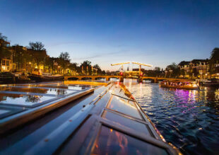 where do amsterdam canal cruises leave from